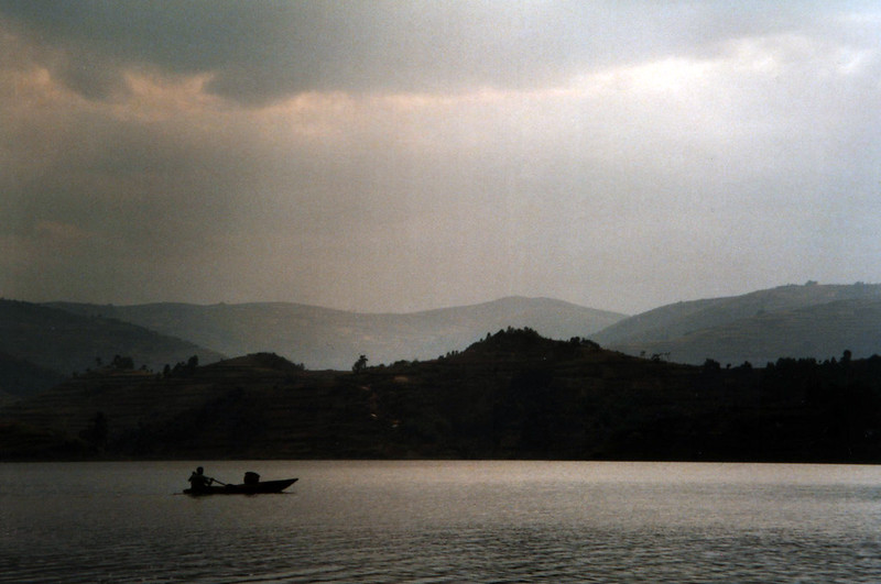 visit lake bunyonyi for relaxation in uganda